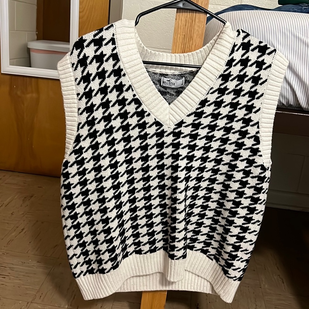 Hollister houndstooth sweater vest-black and white